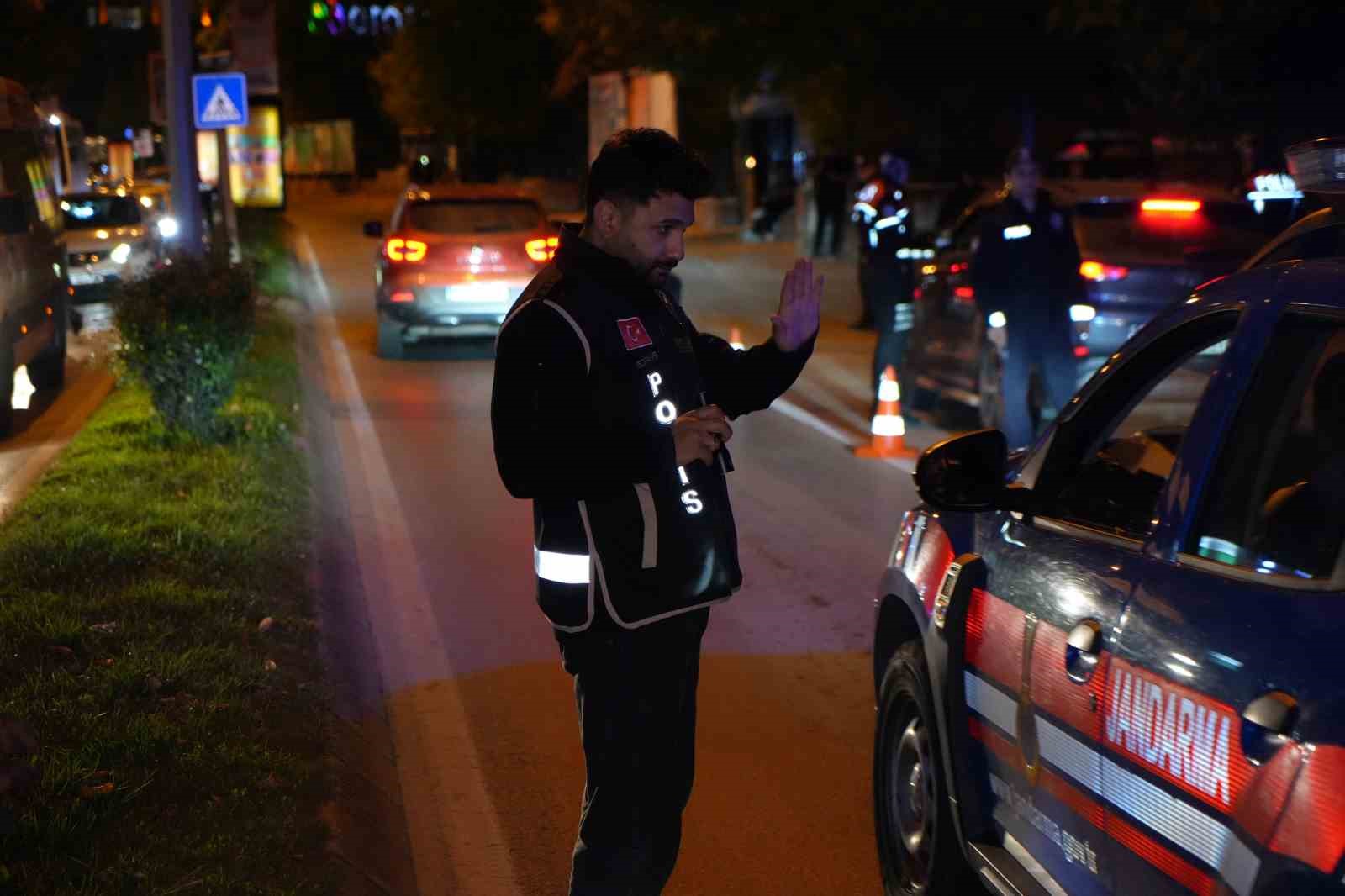 Edirne’de "Huzurlu Sokaklar" uygulaması: Ruhsatsız tabanca ele geçirildi, 15 şoföre 178 bin TL ceza 5 edirnede huzurlu sokaklar uygulamasi ruhsatsiz tabanca ele gecirildi 15 sofore 178 bin tl ceza qHrCfepQ