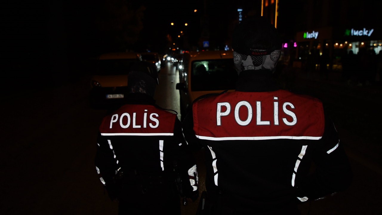 Edirne’de "Huzurlu Sokaklar" uygulaması: Ruhsatsız tabanca ele geçirildi, 15 şoföre 178 bin TL ceza 8 edirnede huzurlu sokaklar uygulamasi ruhsatsiz tabanca ele gecirildi 15 sofore 178 bin tl ceza yvlPsgr2