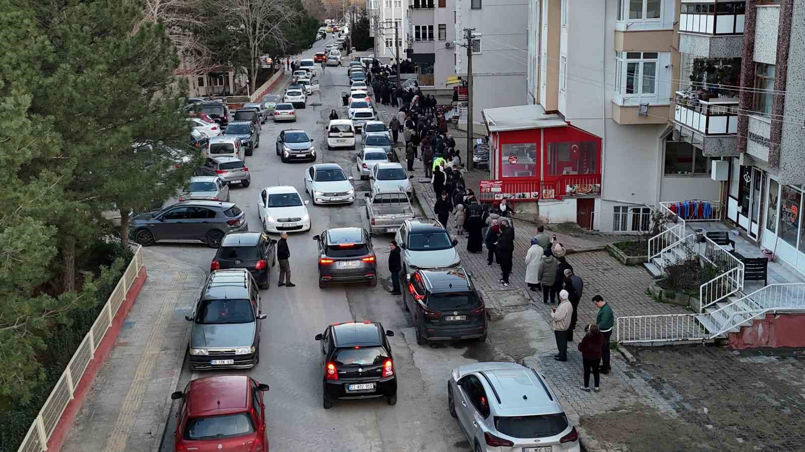 edirnede iftar oncesi pide kuyrugu firinlarin onu doldu tasti 0 QVevTut1