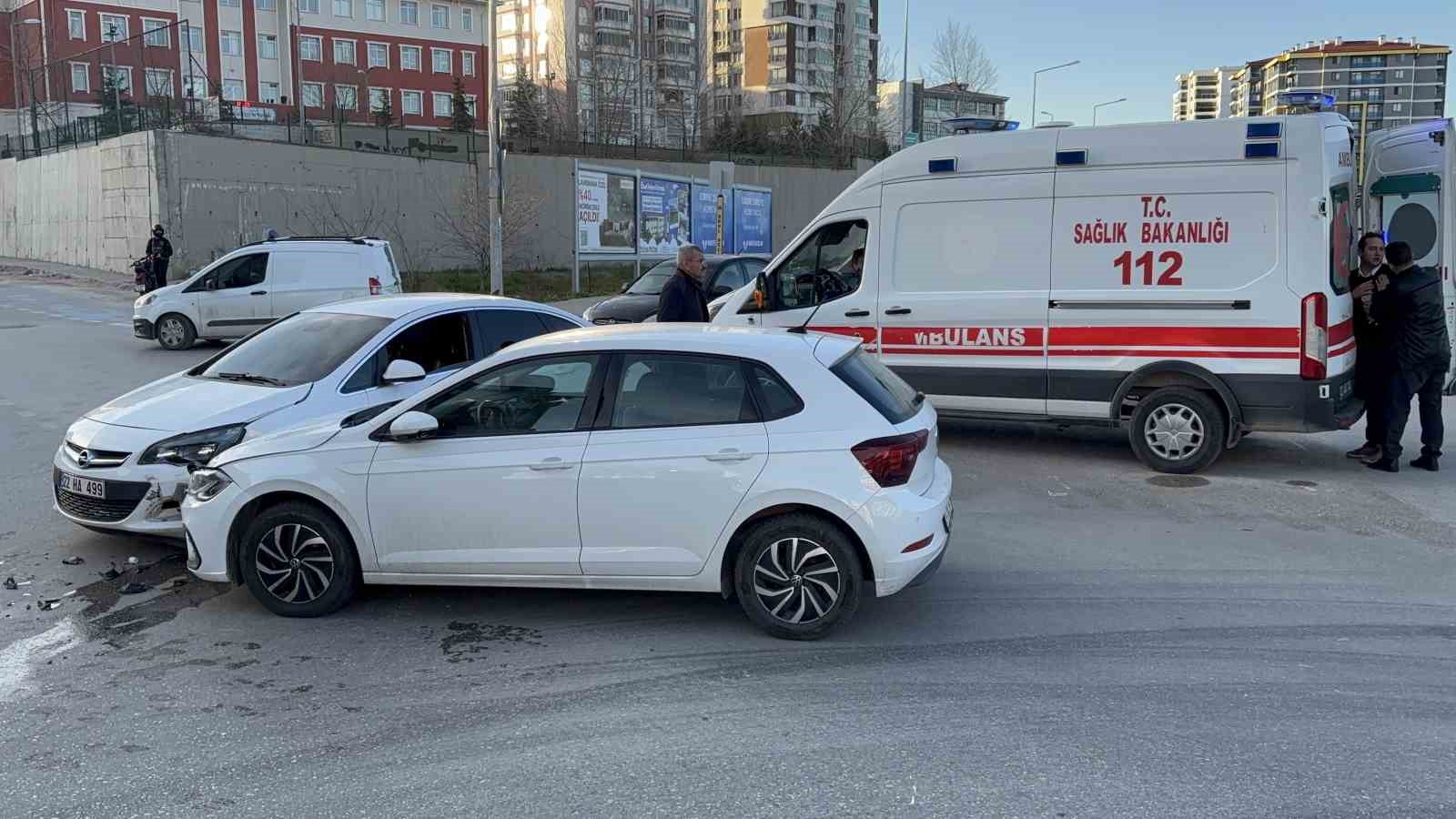 edirnede iki otomobil carpisti 2 yarali 0 wKkr9P9P
