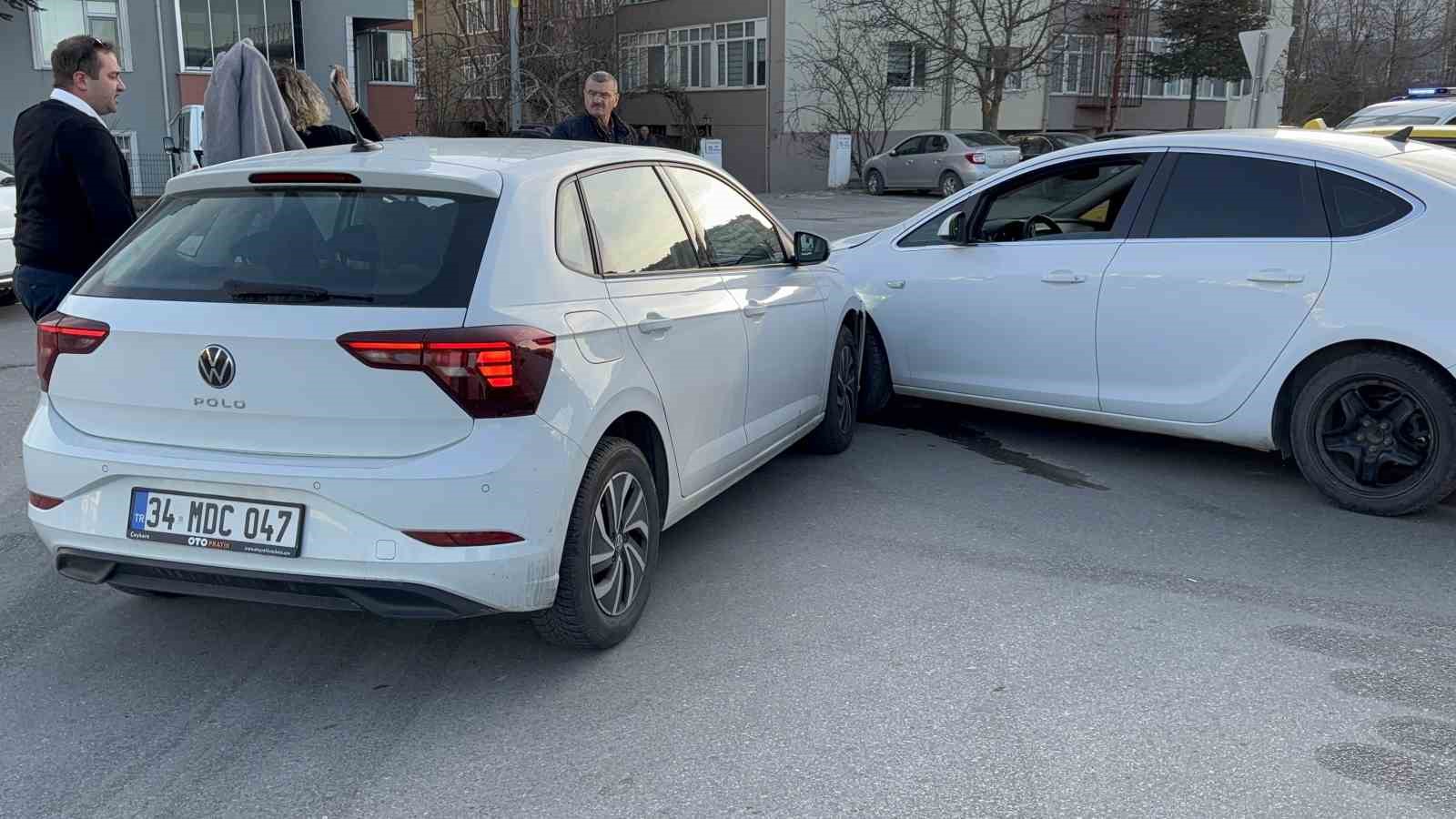 edirnede iki otomobil carpisti 2 yarali 1