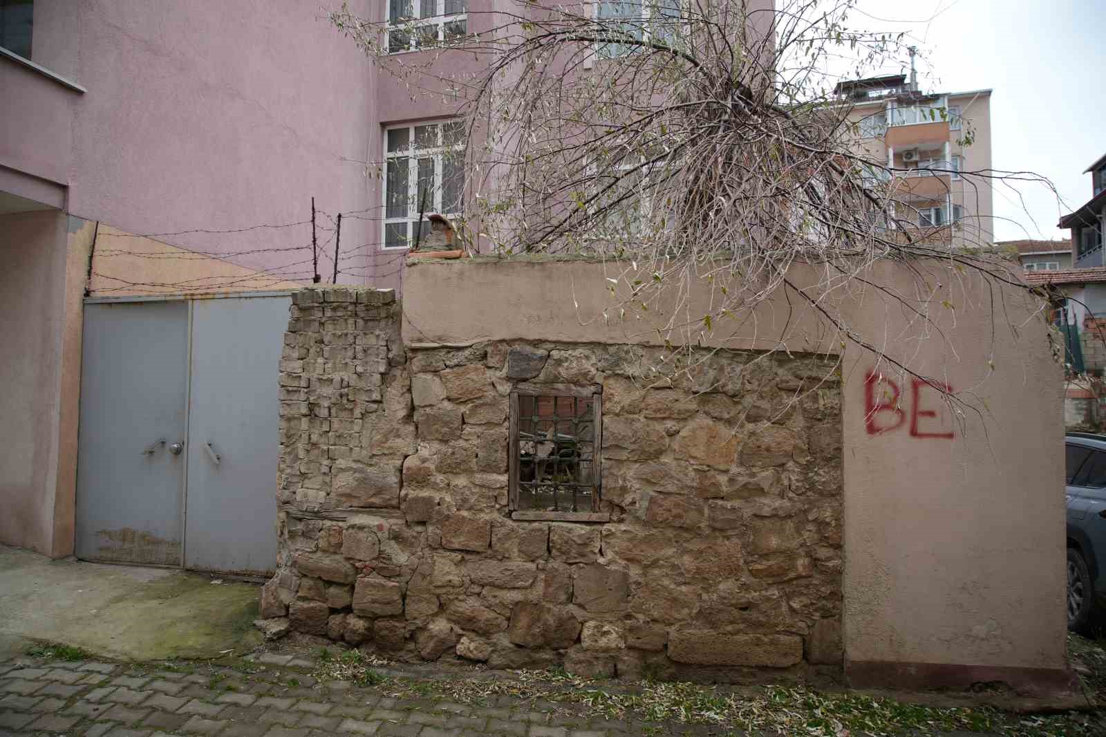 edirnede ilginc manzara osmanli donemi kabri apartman bahcesinde kaldi 1 29eTmurK
