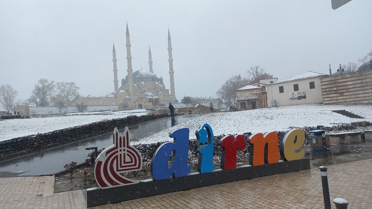 edirnede kar kent merkezinde etkisini azaltti ilcelerde kar kuremesi devam ediyor 3 2lE6GnRm