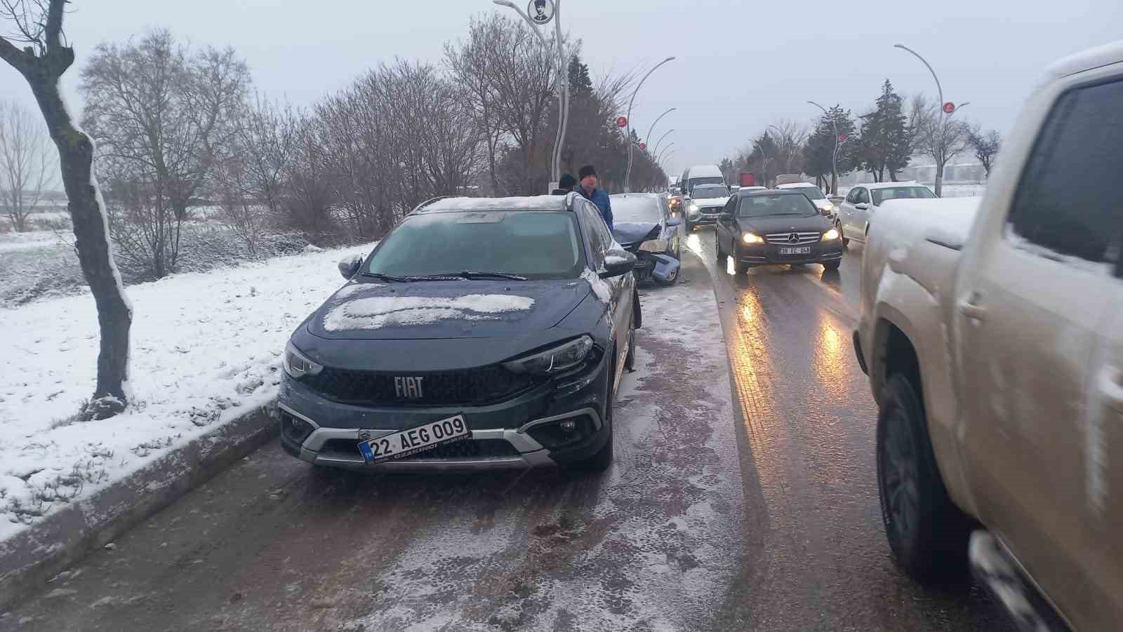 edirnede kar yagisinda zincirleme kaza 9 arac birbirine girdi 2 jtzPaPZR