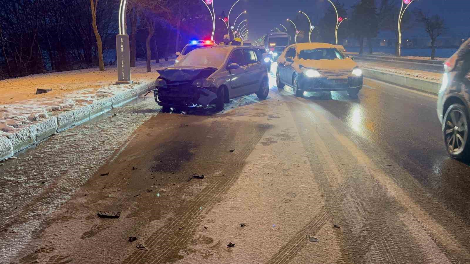 edirnede kar yagisinda zincirleme kaza 9 arac birbirine girdi 3 uLPGIM7b