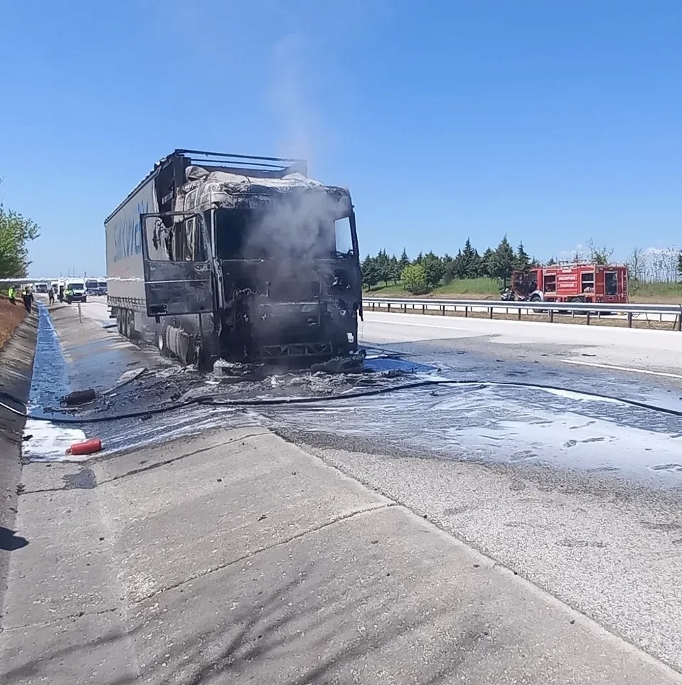 edirnede kereste yuklu tir yandi 1 IHtyjVFK