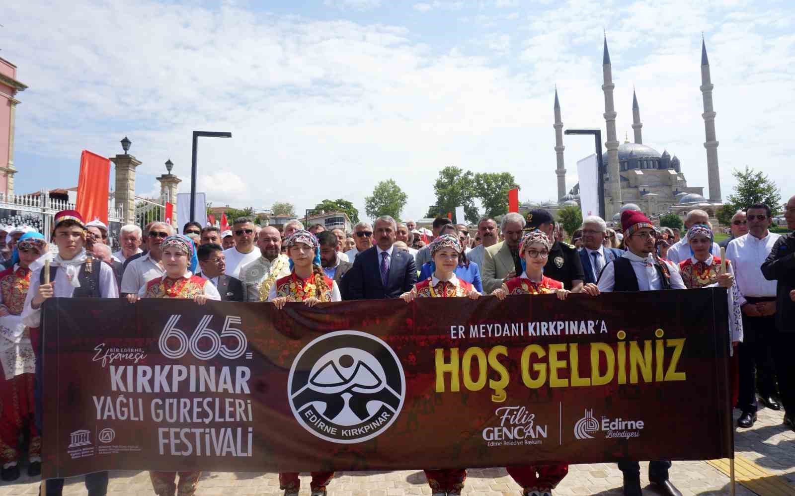 Edirne’de Kırkpınar’ın ağa karşılama geleneği bozulmadı 5 edirnede kirkpinarin aga karsilama gelenegi bozulmadi 1 WE4TNH8I