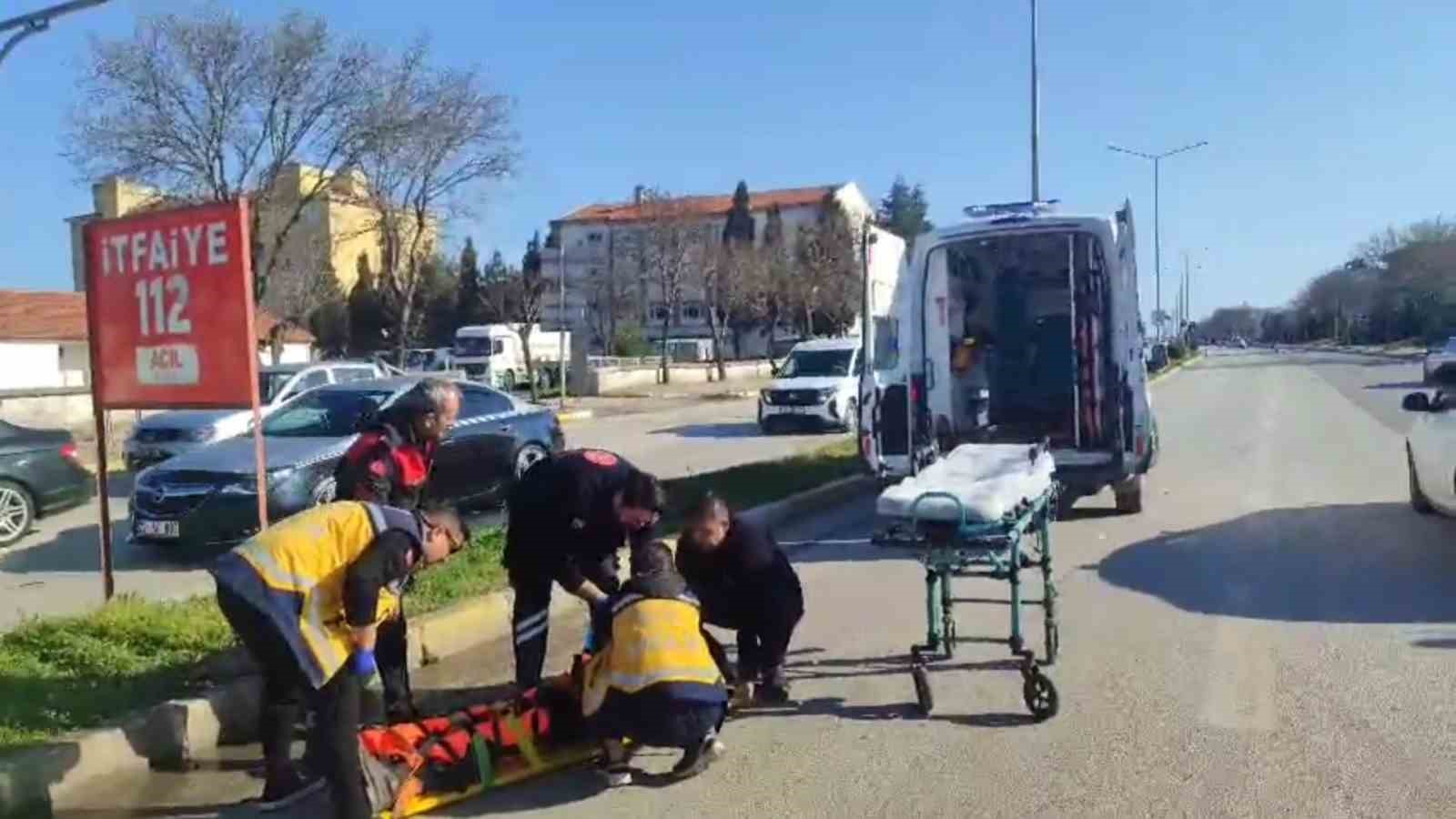 Edirne’de kırmızı ışıkta geçen yayaya araç çarptı 4 edirnede kirmizi isikta gecen yayaya arac carpti 0 YsWMMYgw