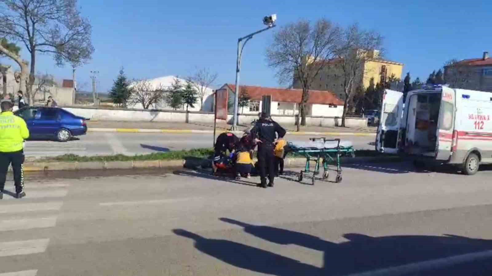 Edirne’de kırmızı ışıkta geçen yayaya araç çarptı 5 edirnede kirmizi isikta gecen yayaya arac carpti 1 TfJHC1gv