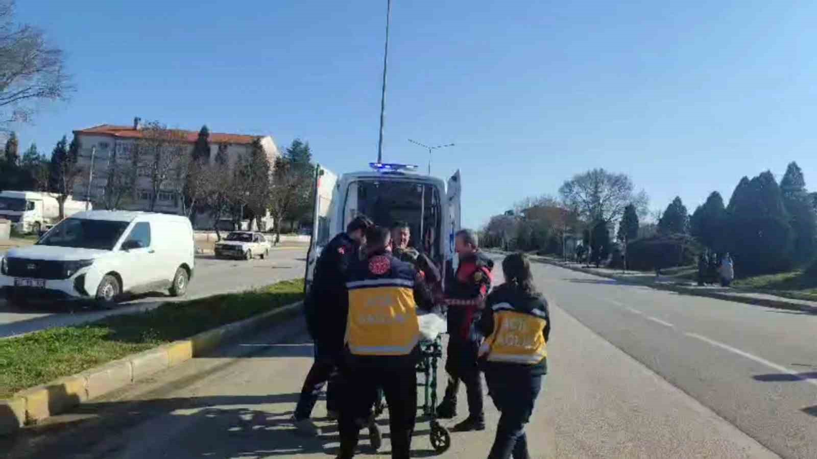 Edirne’de kırmızı ışıkta geçen yayaya araç çarptı 7 edirnede kirmizi isikta gecen yayaya arac carpti 3