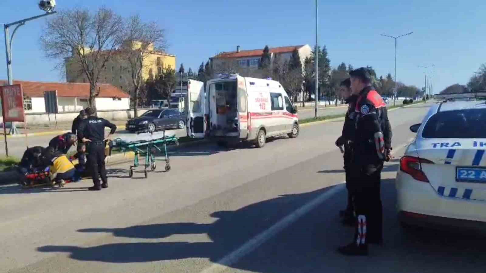 Edirne’de kırmızı ışıkta geçen yayaya araç çarptı 8 edirnede kirmizi isikta gecen yayaya arac carpti 4 fKwlXmHR