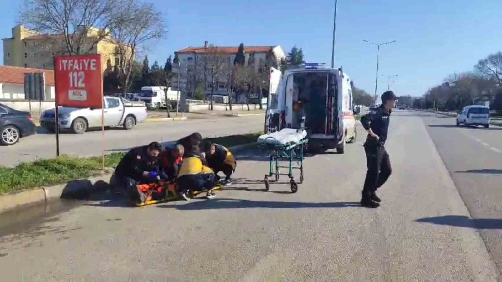 Edirne’de kırmızı ışıkta geçen yayaya araç çarptı 9 edirnede kirmizi isikta gecen yayaya arac carpti 5 TymsSa52