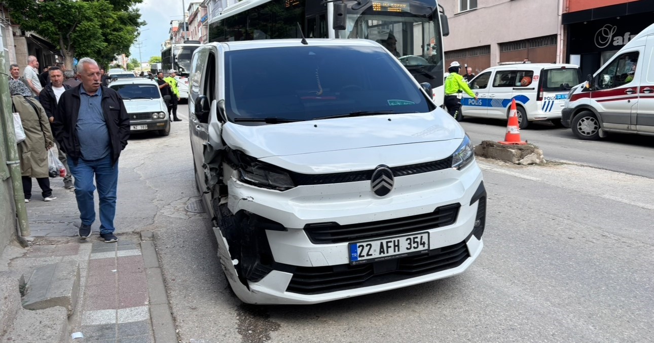 Edirne’de kontrolden çıkan panelvan park halindeki araçlara çarptı: 2 yaralı 4 edirnede kontrolden cikan panelvan park halindeki araclara carpti 2 yarali 0 Wd3kRB22