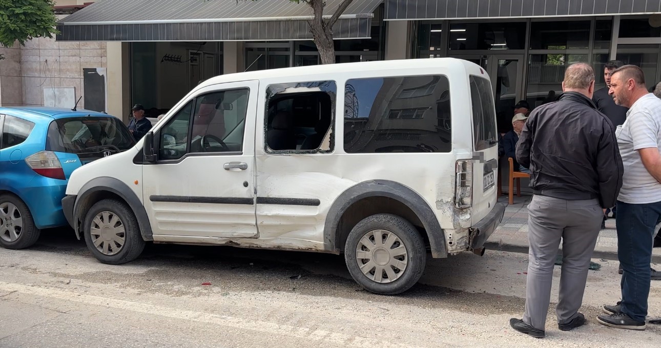 Edirne’de kontrolden çıkan panelvan park halindeki araçlara çarptı: 2 yaralı 5 edirnede kontrolden cikan panelvan park halindeki araclara carpti 2 yarali 1 TeMT61WV