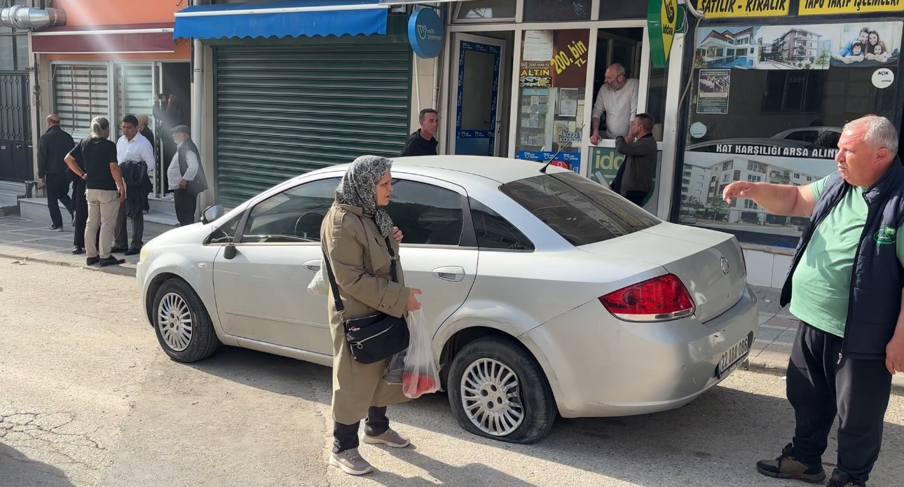 Edirne’de kontrolden çıkan panelvan park halindeki araçlara çarptı: 2 yaralı 6 edirnede kontrolden cikan panelvan park halindeki araclara carpti 2 yarali 2 VL3pnB4s