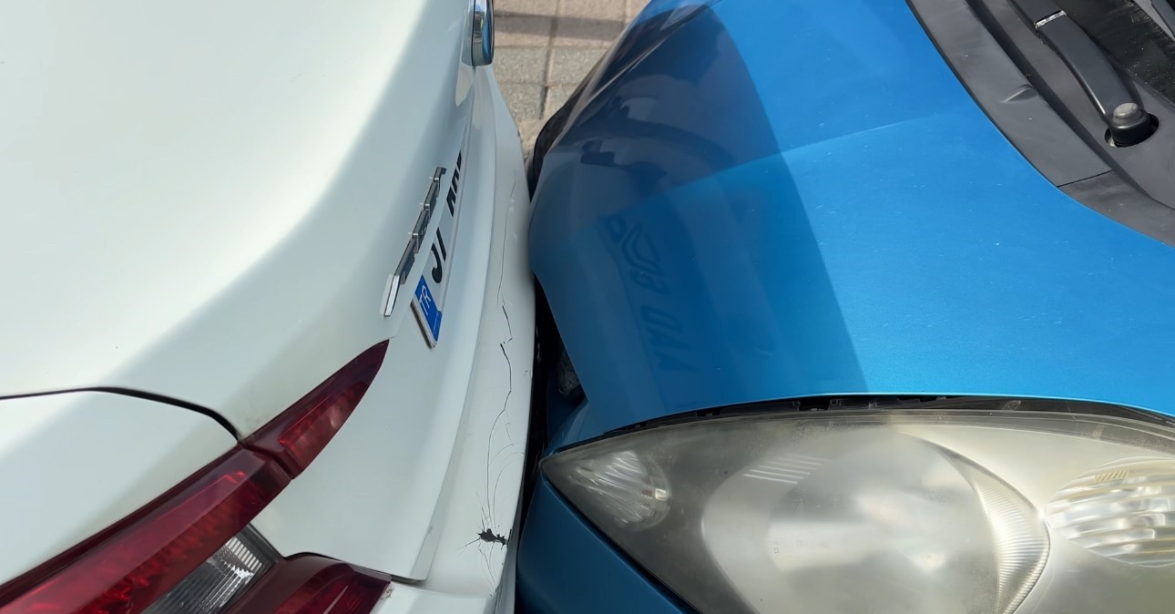 Edirne’de kontrolden çıkan panelvan park halindeki araçlara çarptı: 2 yaralı 8 edirnede kontrolden cikan panelvan park halindeki araclara carpti 2 yarali 4 hpitezla