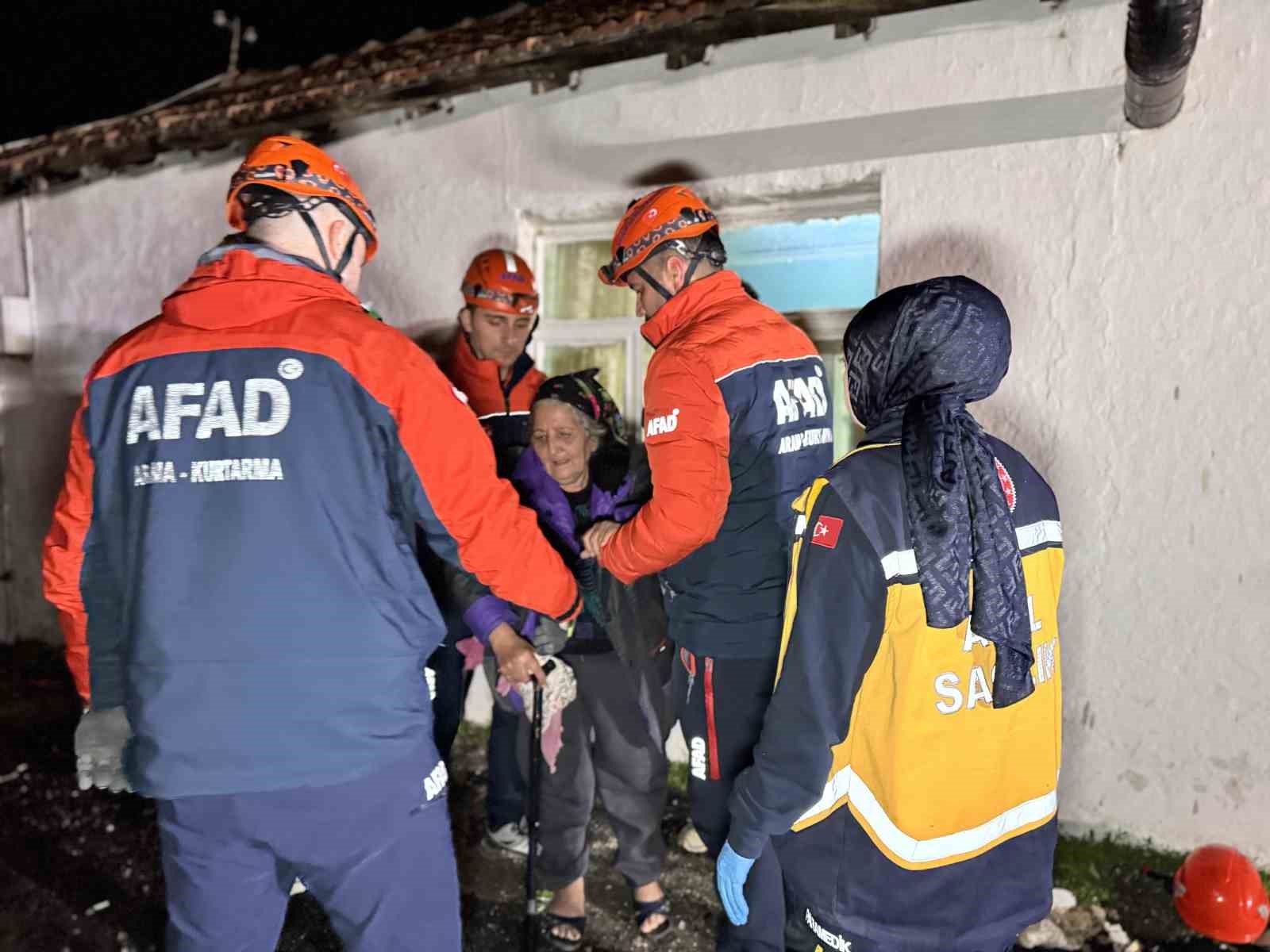 edirnede korku dolu dakikalar cokme riski nedeniyle afad vatandaslari tahliye etti 0