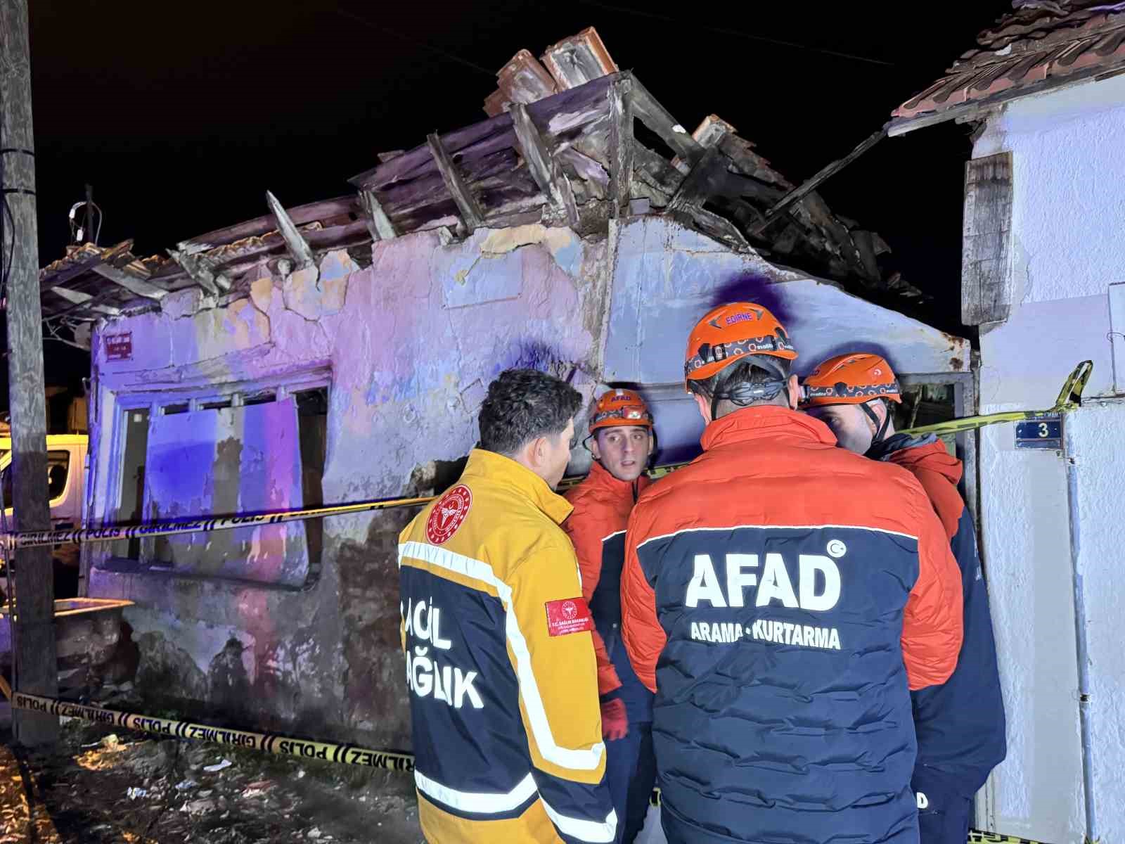 edirnede korku dolu dakikalar cokme riski nedeniyle afad vatandaslari tahliye etti 1 3BvsKKWa