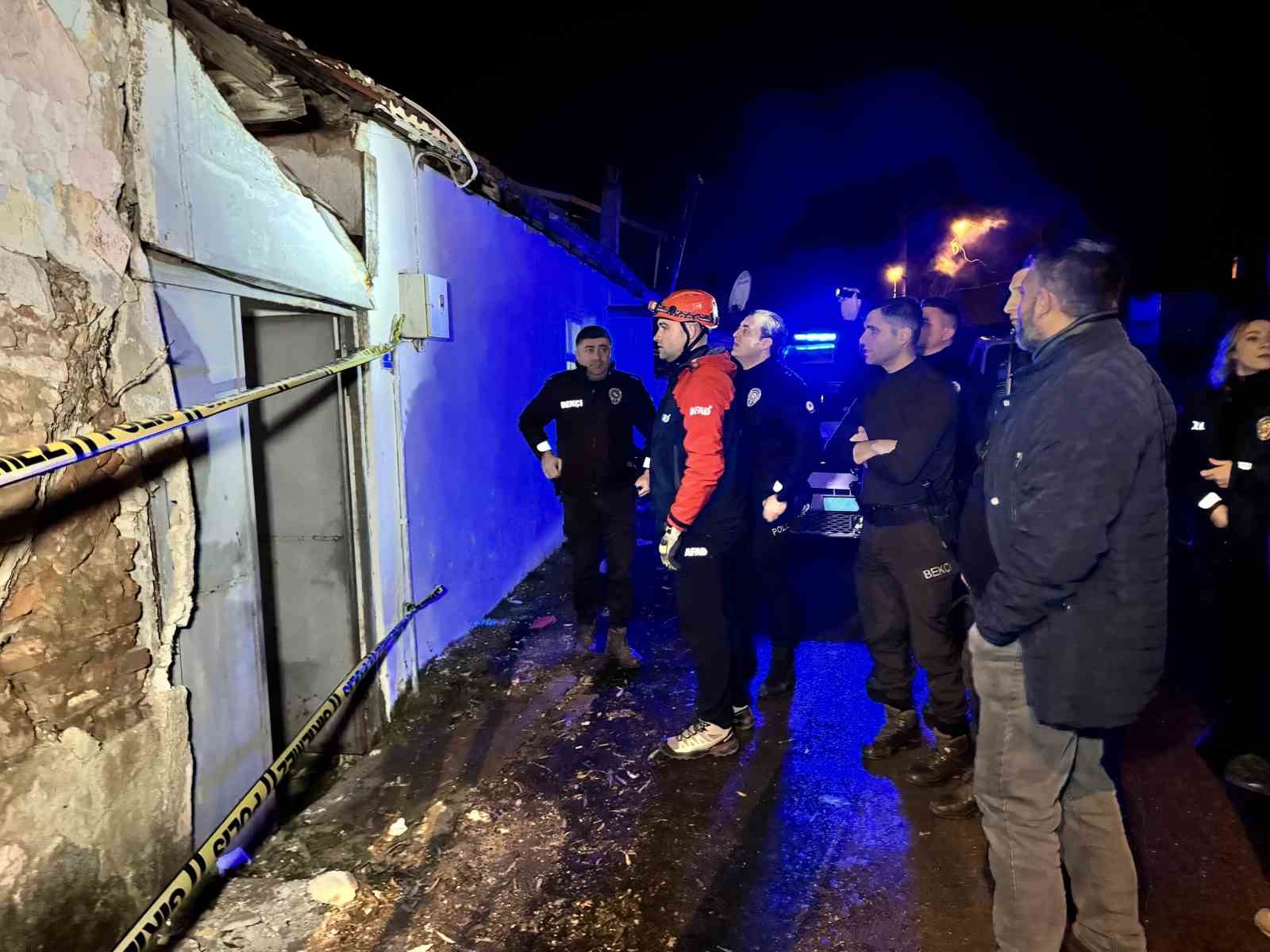 edirnede korku dolu dakikalar cokme riski nedeniyle afad vatandaslari tahliye etti 2 9C8TedMf
