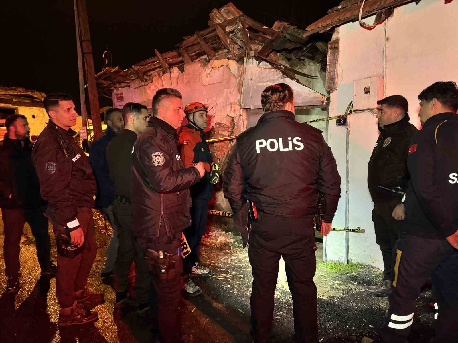 edirnede korku dolu dakikalar cokme riski nedeniyle afad vatandaslari tahliye etti 3 QbuIaY7Q