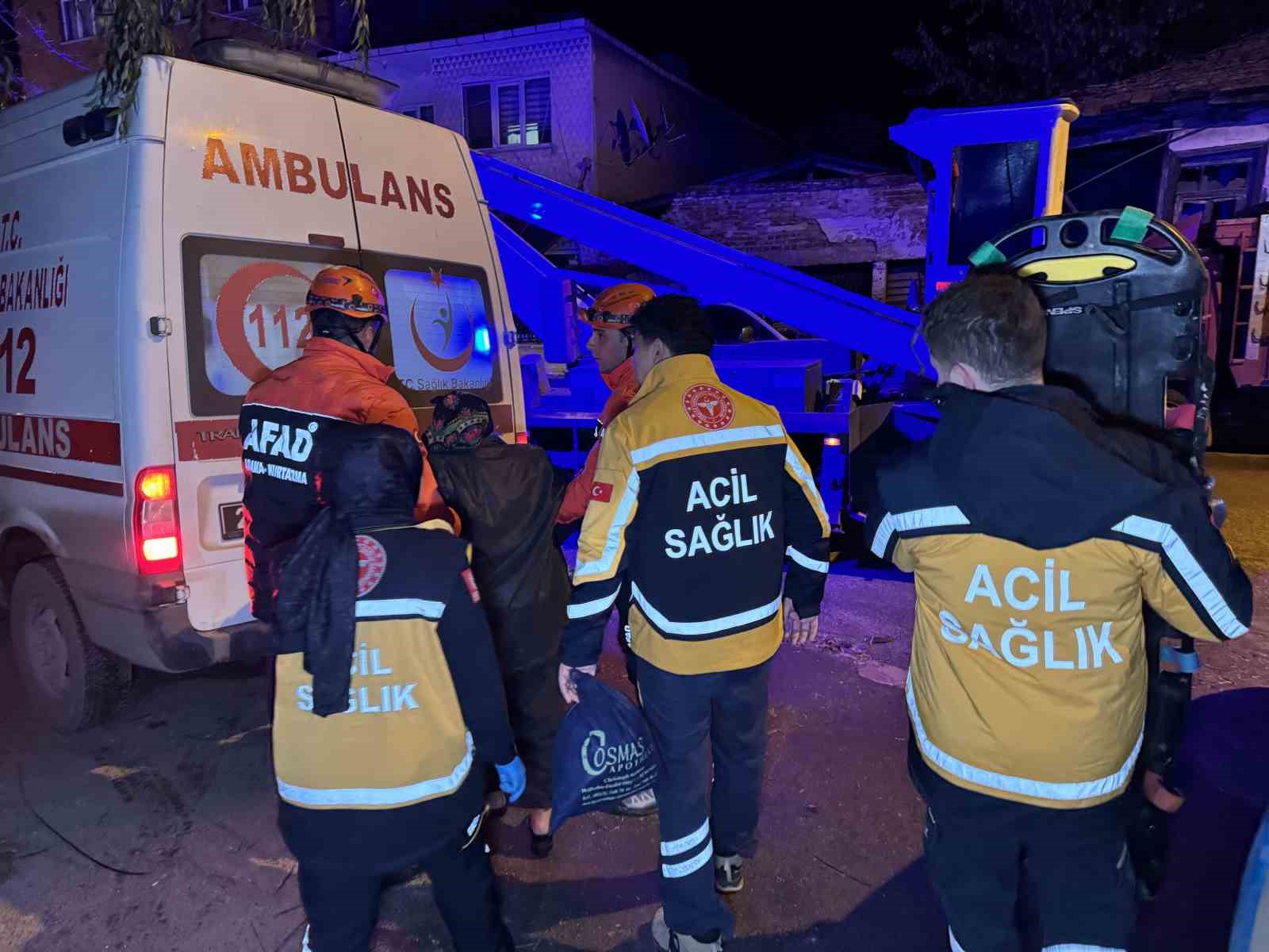 edirnede korku dolu dakikalar cokme riski nedeniyle afad vatandaslari tahliye etti 4 GmG2Bpqj