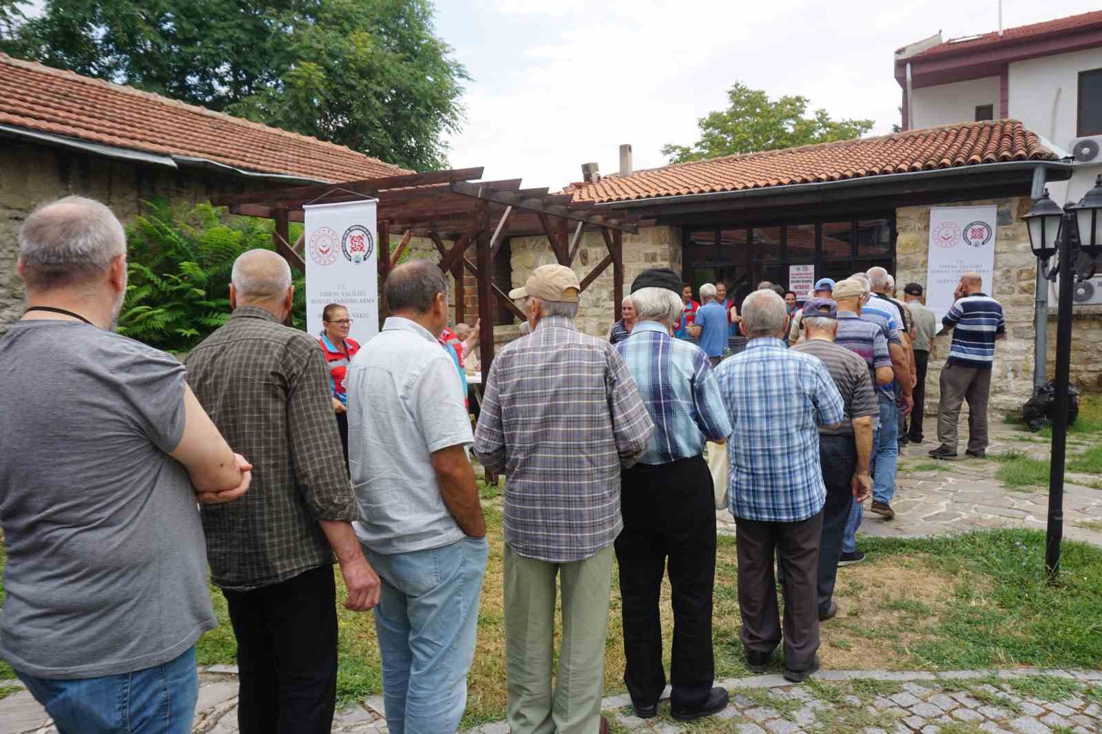 edirnede kurulan gonul sofrasinda dayanisma ornegi 4 AjNdOBjj