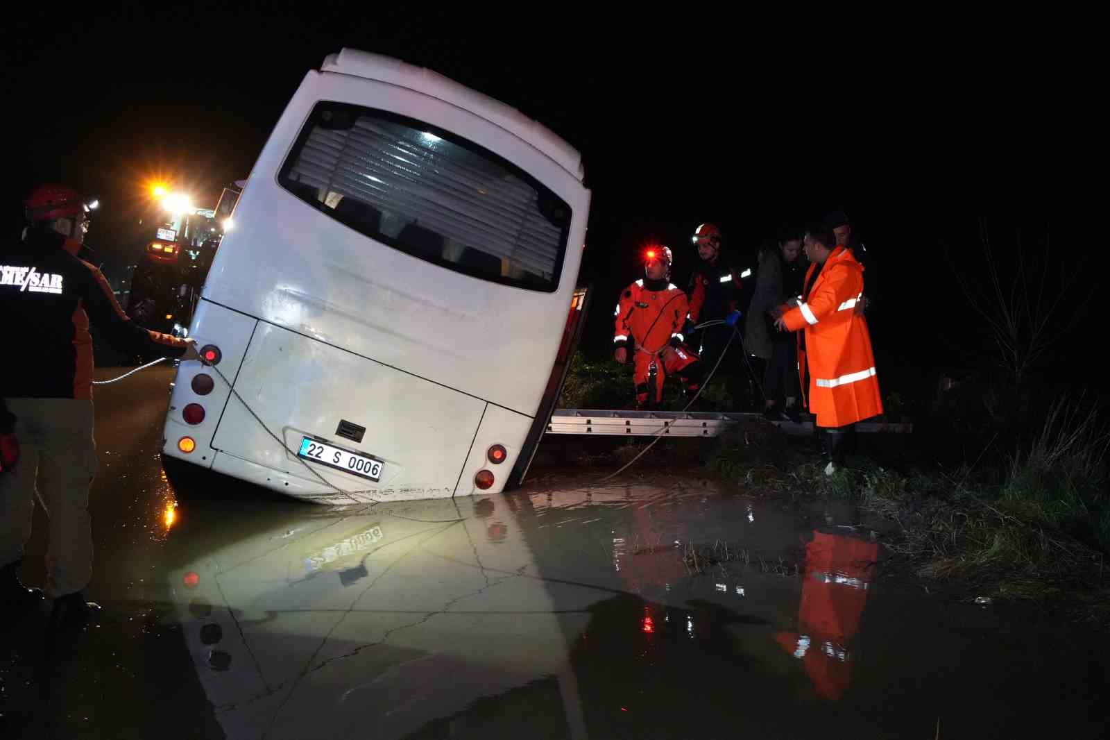 edirnede minibus sulama kanalina dustu mahsur kalanlar kurtarildi 1 77hWzsW8