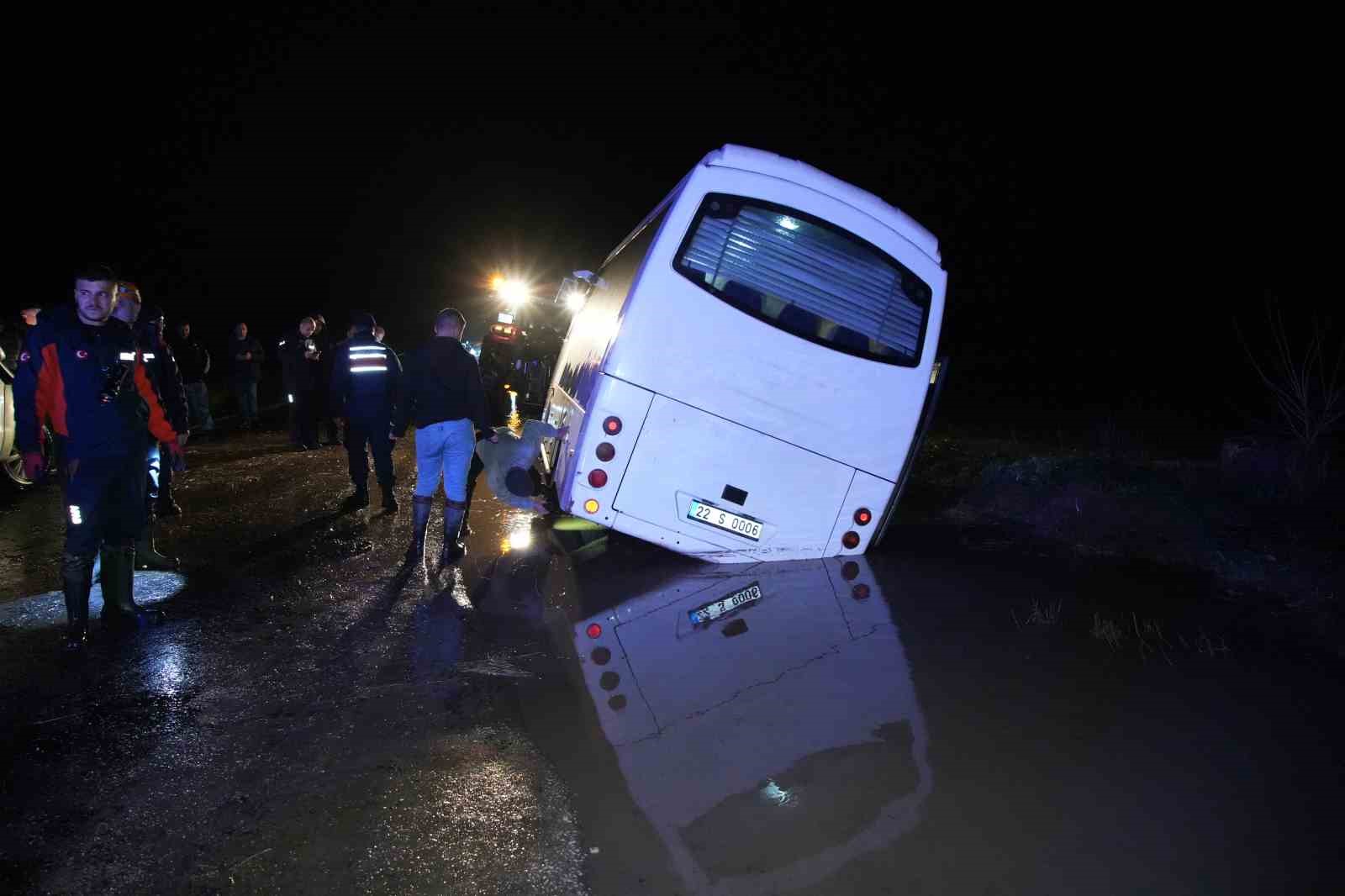 edirnede minibus sulama kanalina dustu mahsur kalanlar kurtarildi 5 TNlzwd7J