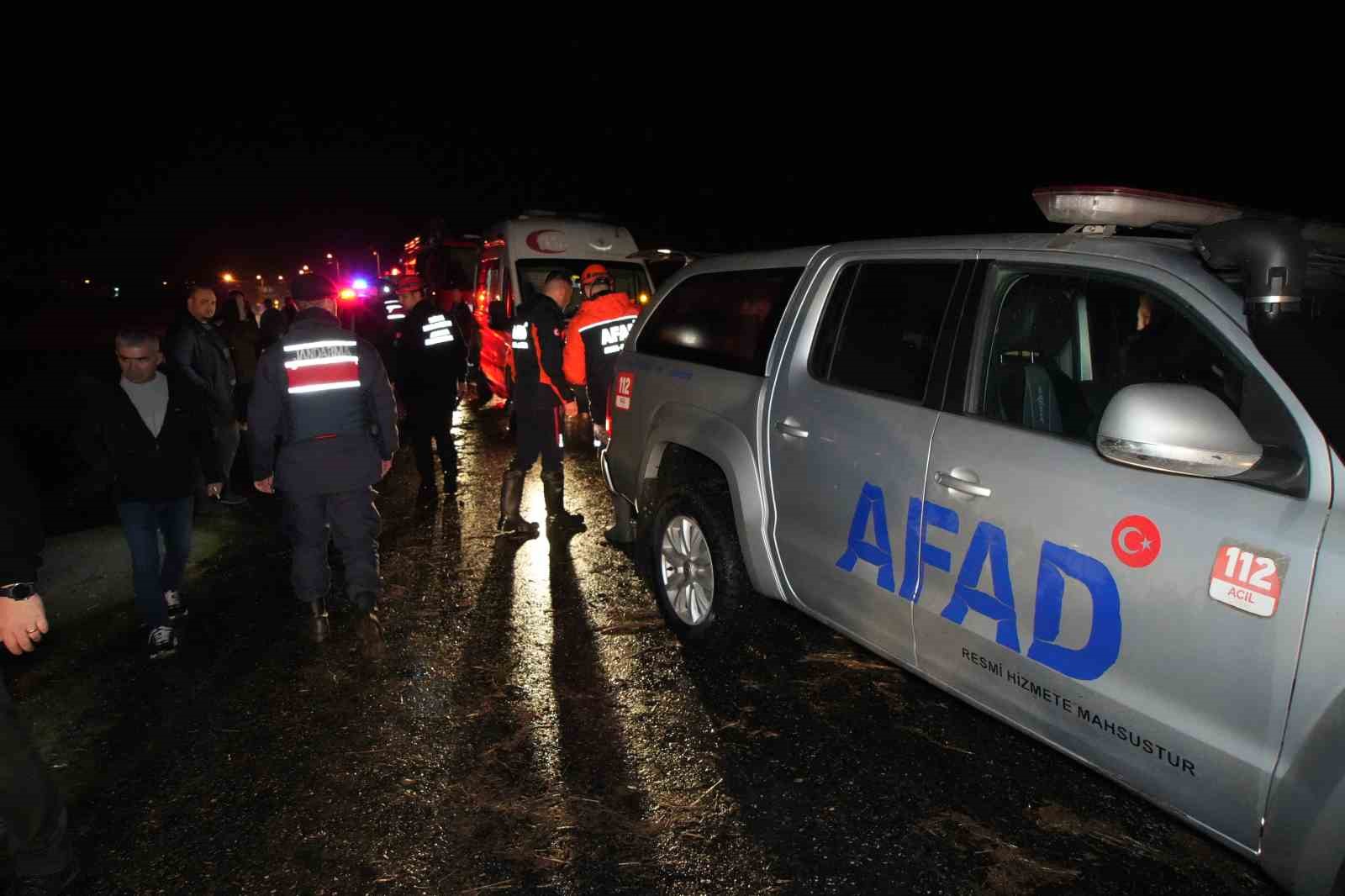 edirnede minibus sulama kanalina dustu mahsur kalanlar kurtarildi 6 qtyXli66