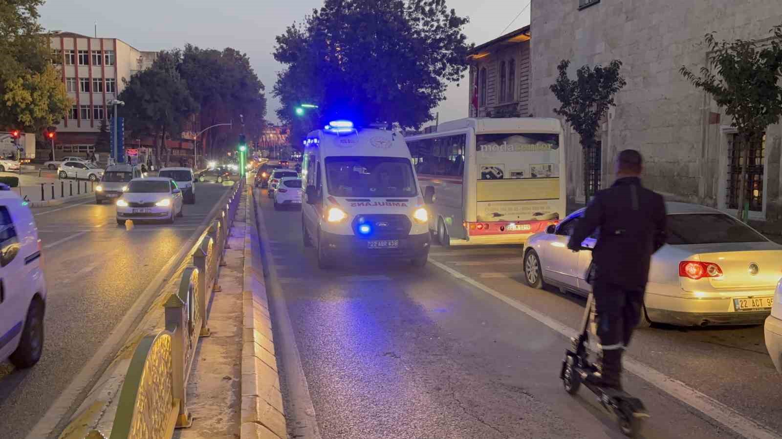 edirnede motosiklet refuje carpti 2 yarali 2 UfFjtdSY
