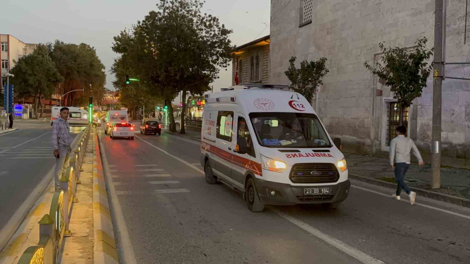 edirnede motosiklet refuje carpti 2 yarali 3 msqZ7BEX