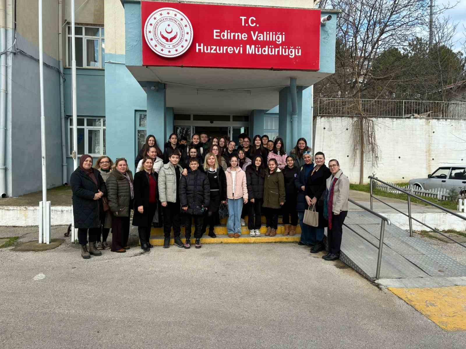 Edirne’de öğrenciler huzurevi sakinlerinin yüreğini ısıttı: Minik ellerden büyük vefa 4 edirnede ogrenciler huzurevi sakinlerinin yuregini isitti minik ellerden buyuk vefa 0