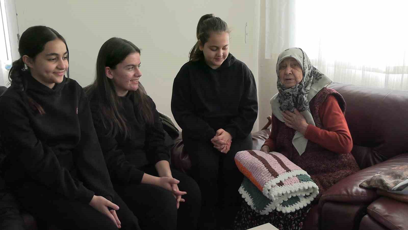 Edirne’de öğrenciler huzurevi sakinlerinin yüreğini ısıttı: Minik ellerden büyük vefa 6 edirnede ogrenciler huzurevi sakinlerinin yuregini isitti minik ellerden buyuk vefa 2 zSP71dEy
