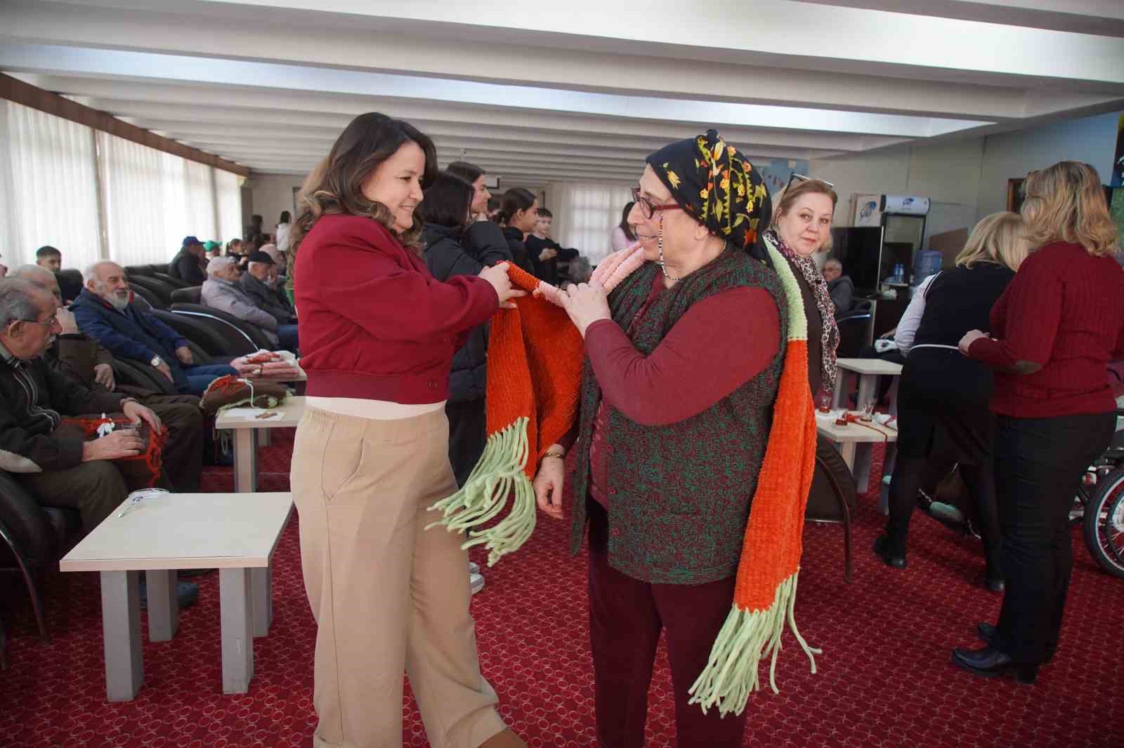 Edirne’de öğrenciler huzurevi sakinlerinin yüreğini ısıttı: Minik ellerden büyük vefa 8 edirnede ogrenciler huzurevi sakinlerinin yuregini isitti minik ellerden buyuk vefa 4