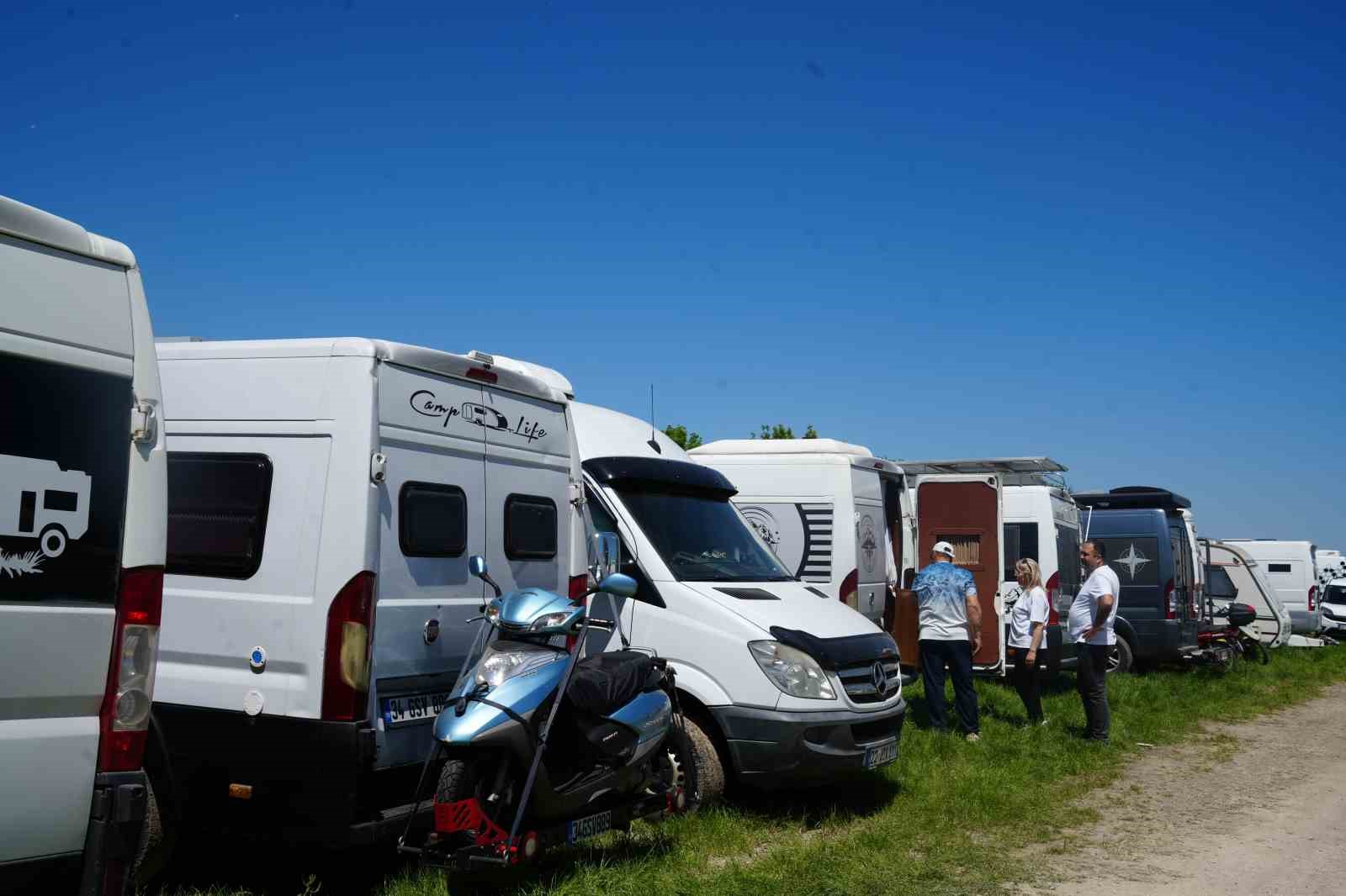 Edirne’de oteller doldu, ziyaretçiler çadır ve karavanlara yöneldi 13 edirnede oteller doldu ziyaretciler cadir ve karavanlara yoneldi 9 LriNgbNs