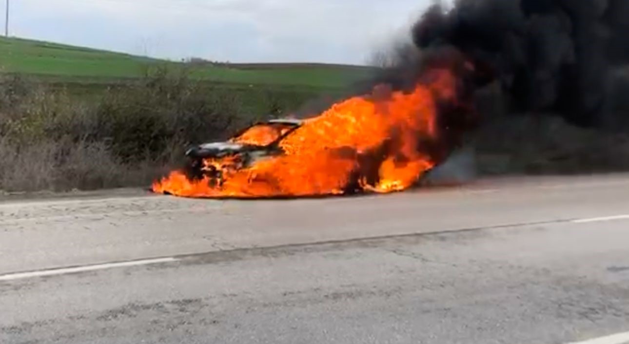 edirnede otomobil alev alev yandi 0 7iMpVO9y