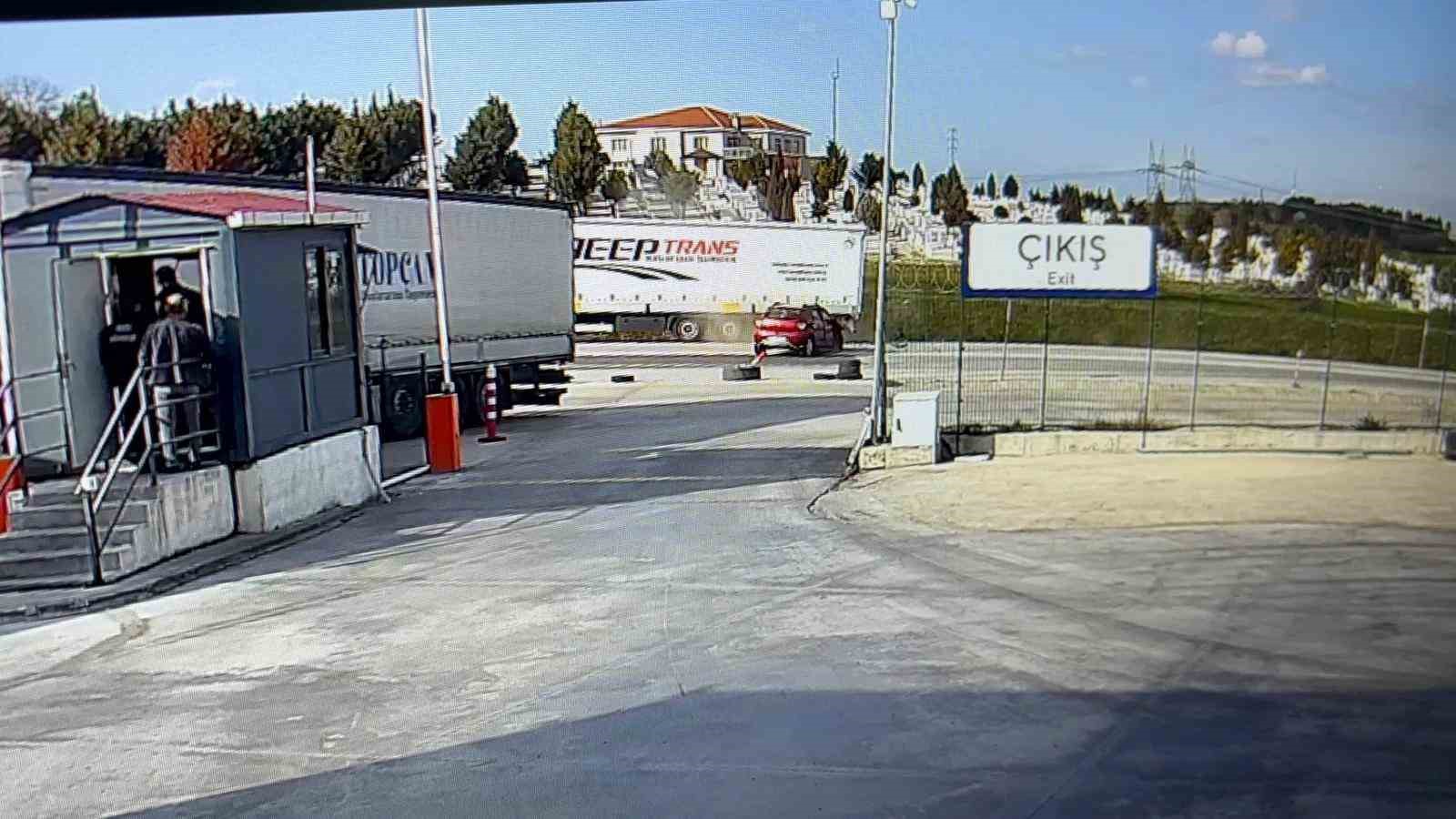 edirnede otomobil tira carpti 1 kisi yaralandi kaza ani kamerada 5 mOZhQ3Tu