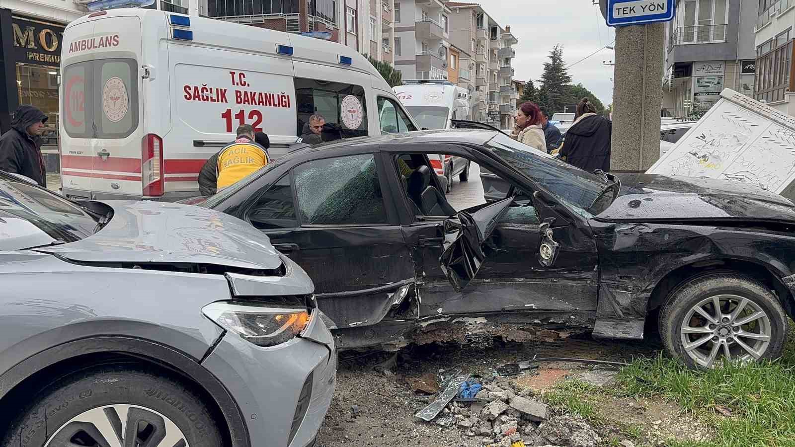 edirnede otomobillerin carpistigi kaza kamerada 1 XgUIP6ut