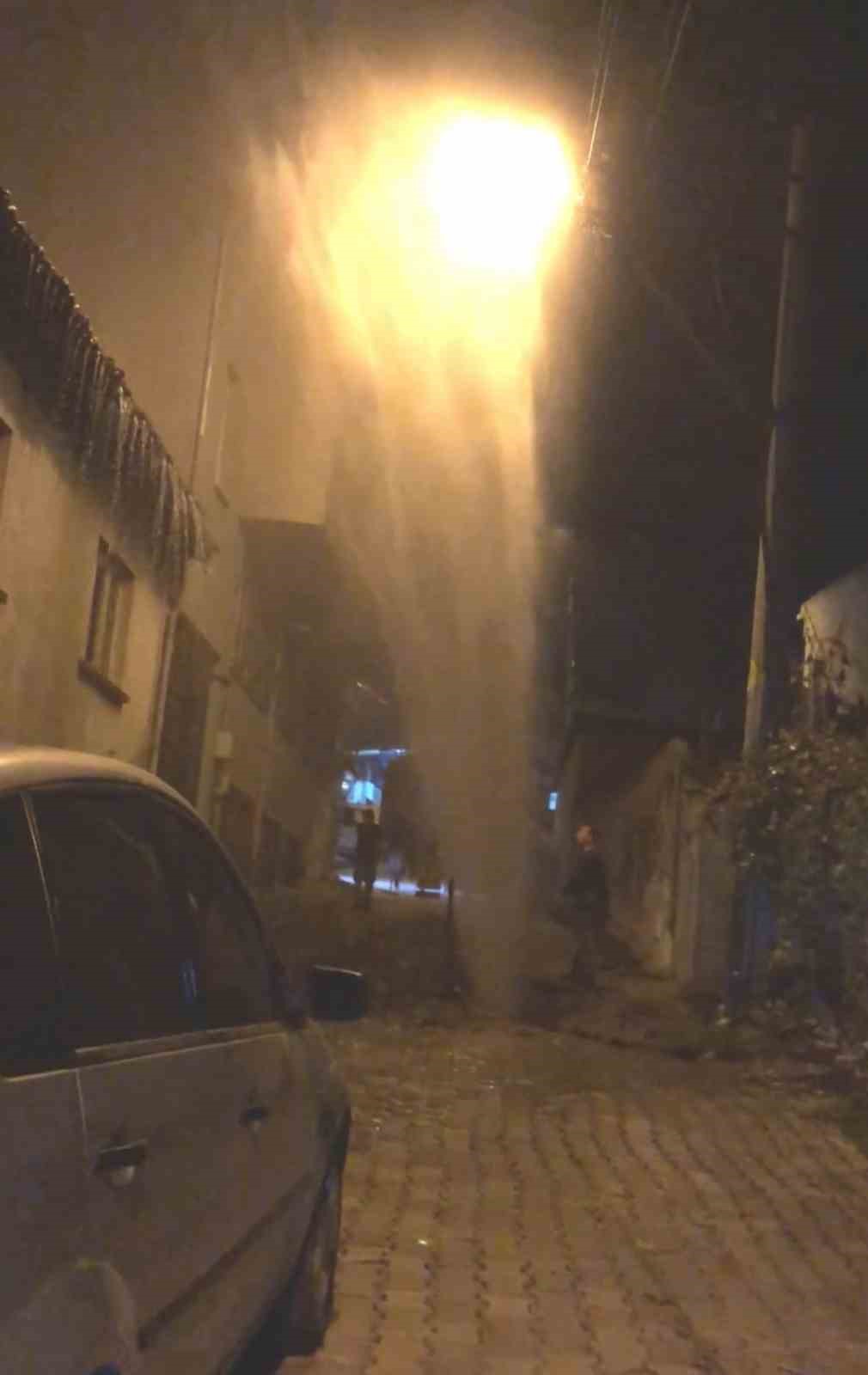 edirnede patlayan borudan fiskiran su metrelerce yuksege cikti 2 qyMfKiOQ