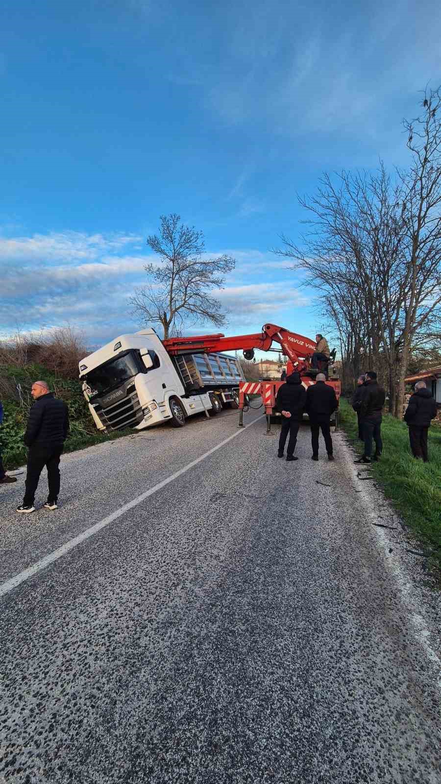 edirnede pes pese kazalar hamzabeyli yolunda otomobil tira carpti demirhamlida tir sulama kanalinda durabildi bLcfgz5U