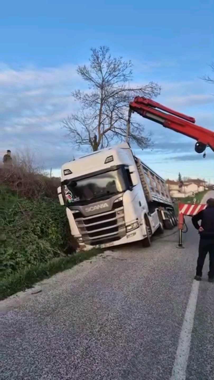 edirnede pes pese kazalar hamzabeyli yolunda otomobil tira carpti demirhamlida tir sulama kanalinda durabildi eVLgqIfO