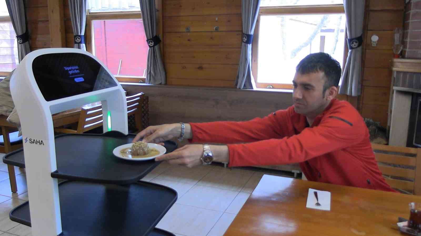edirnede robot garson hizmete basladi musteriler memnun 0 whDXk2gm