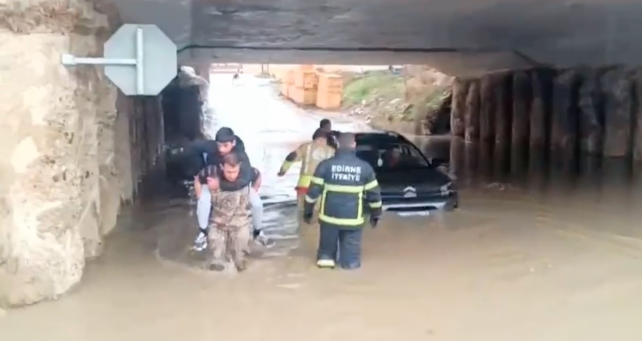 edirnede saganak etkili oldu yollar gole dondu kopru altinda mahsur kalanlar kurtarildi 0 XZmRbjMO