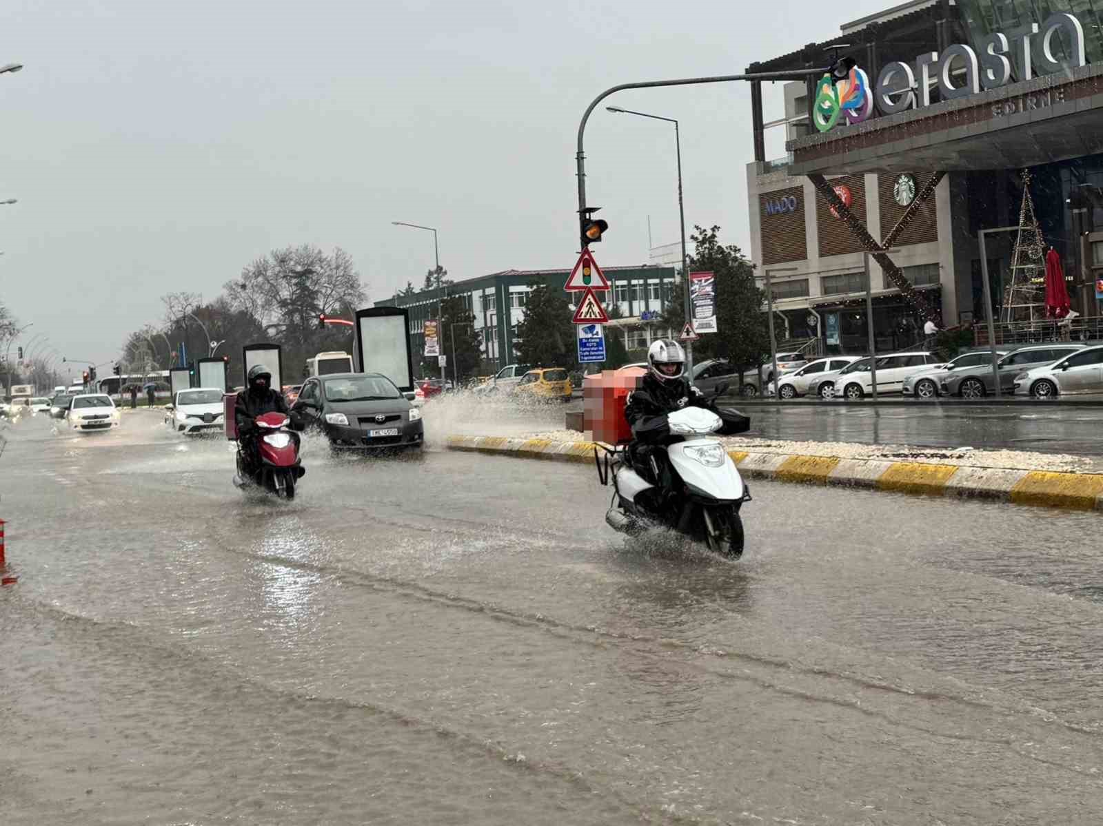 edirnede saganak etkili oldu yollar gole dondu kopru altinda mahsur kalanlar kurtarildi 1 MAPfbSFu
