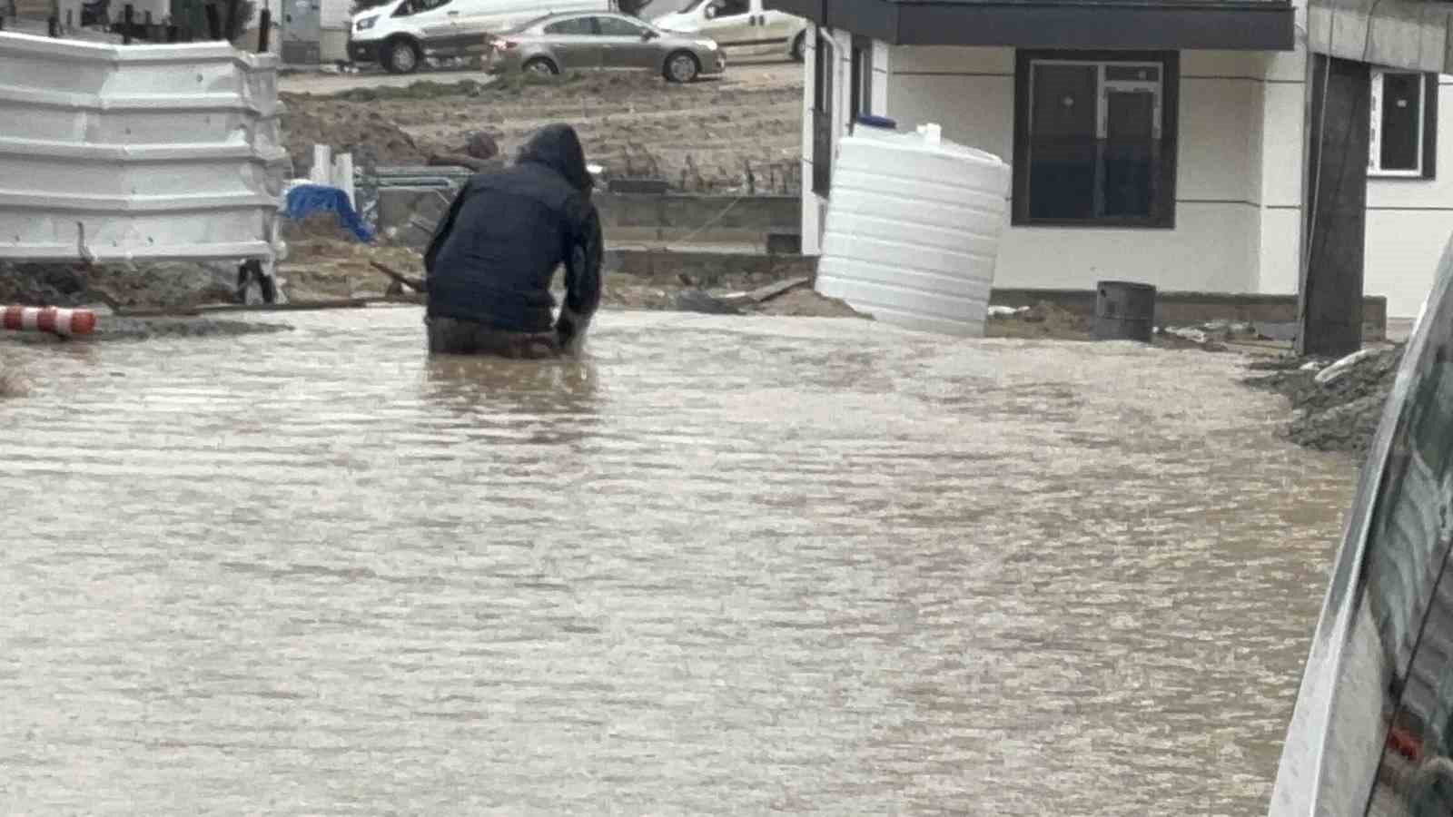 edirnede saganak etkili oldu yollar gole dondu kopru altinda mahsur kalanlar kurtarildi 2 wAQseOiH