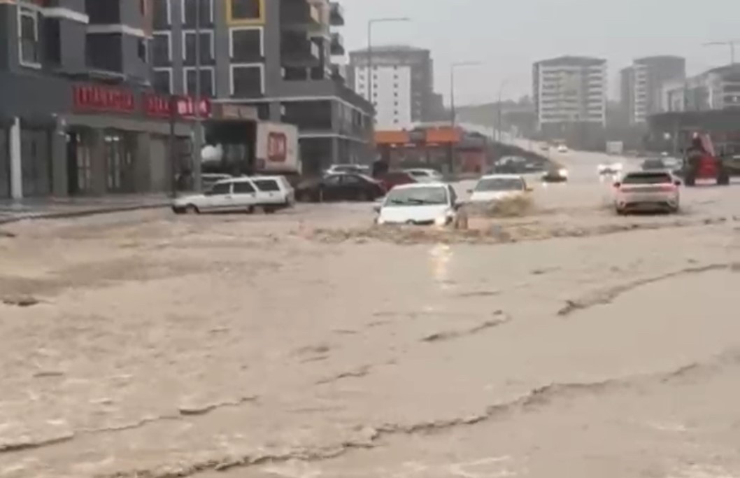 edirnede saganak etkili oldu yollar gole dondu kopru altinda mahsur kalanlar kurtarildi 3 eCytY7e3