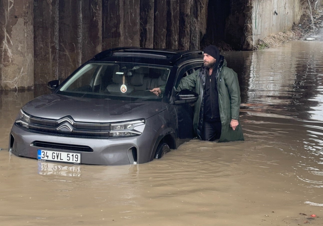 edirnede saganak etkili oldu yollar gole dondu kopru altinda mahsur kalanlar kurtarildi 4 H1B2BdqB