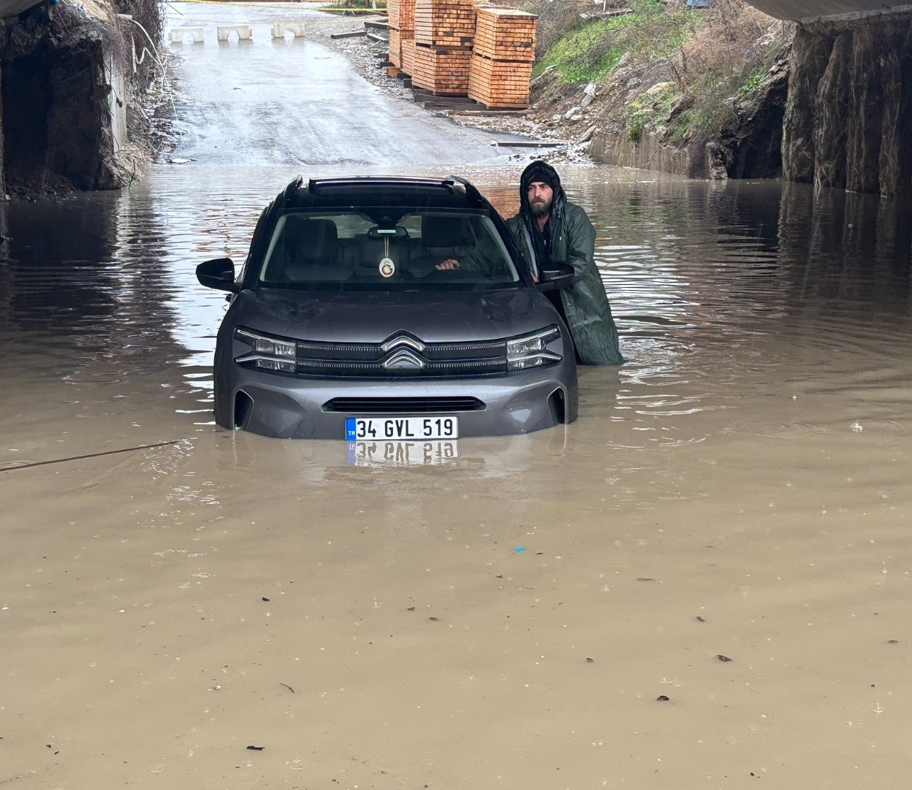 edirnede saganak etkili oldu yollar gole dondu kopru altinda mahsur kalanlar kurtarildi 5 3l1grEgy