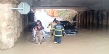 edirnede-saganak-etkili-oldu-yollar-gole-dondu-kopru-altinda-mahsur-kalanlar-kurtarildi-Q5DelFdr.jpg