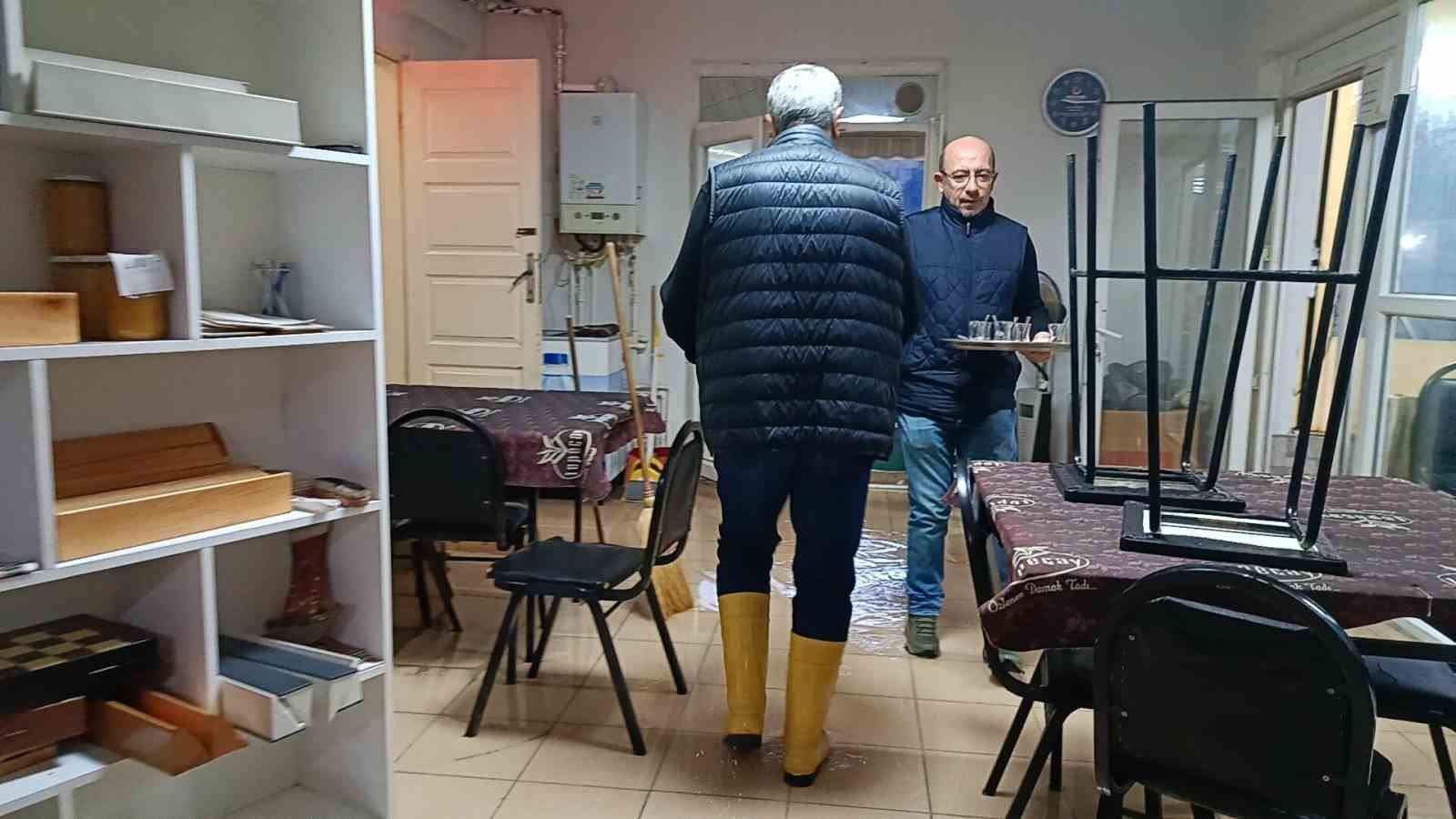 edirnede saganak hayati olumsuz etkiledi bazi ev ve is yerlerini su basti 3 5u2RVRbA